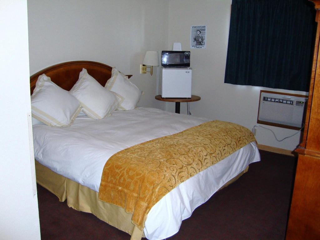 Tall Corn Inn Shenandoah Room photo